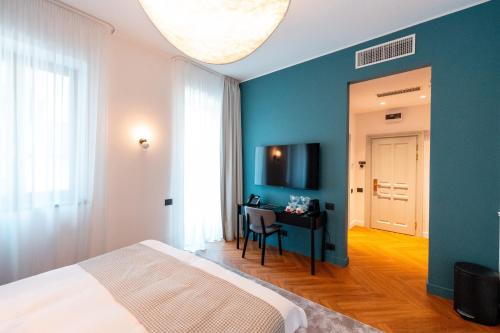 Deluxe Double Room image 10