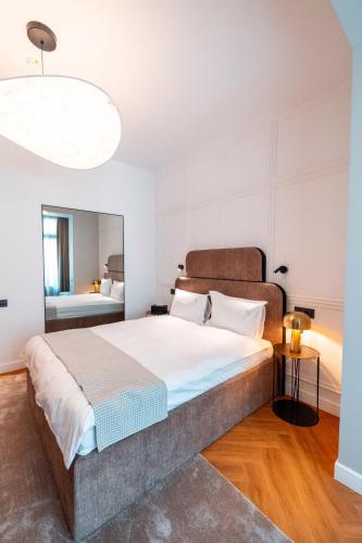 Deluxe Double Room image 8