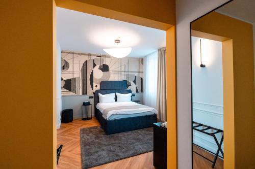 Deluxe Double Room image 6