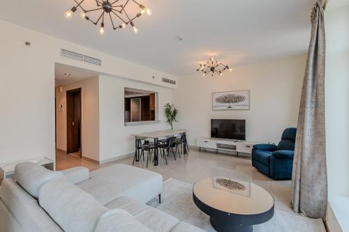 Spacious 2 Bedroom Apartment in Dubai Marina - image 9