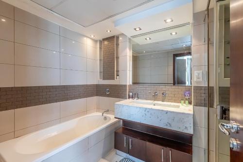 Spacious 2 Bedroom Apartment in Dubai Marina - image 6