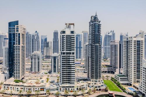 Spacious 2 Bedroom Apartment in Dubai Marina - image 14