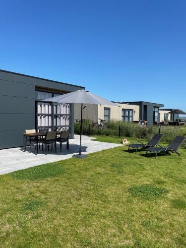 Enkhuizer Strand Chalet Windrose mit Zaun Haus Nr 225 in Boerenhoek Molenweg Burgwal