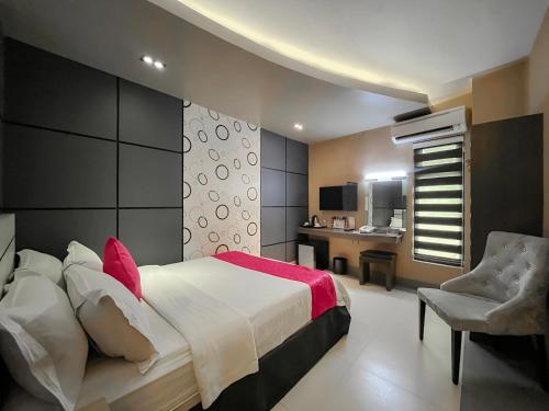Eloisa Royal Suites Room Type - Standard Queen Room