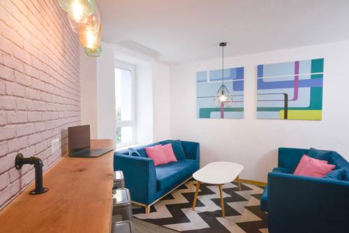 Shared lounge/TV area, Old Town Hostel near Mauerpark