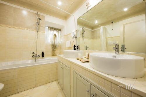 Luxury Quadruple Room image 8