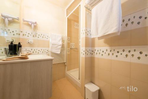 Deluxe Double Room image 5