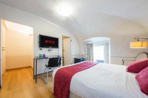 Deluxe Double Room image 9