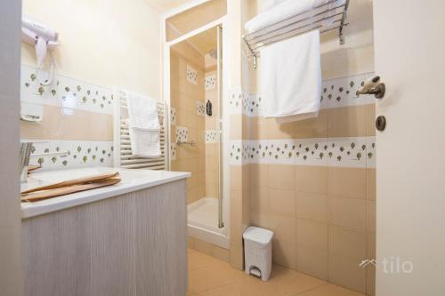 Deluxe Double Room image 4