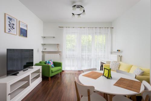 Aleja Krakowska Homely Apartment by BookingHost, Warsaw