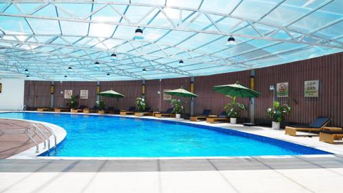Swimming pool, Crowne Plaza Kunming City Centre By IHG in Kunming