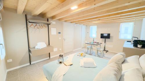 Studio Apartment image 9