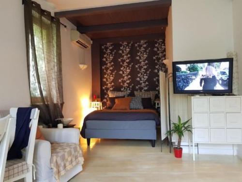 Independent studio in a villa with garden