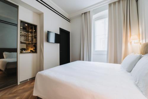 Double or Twin Room image 3