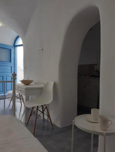 Unique small stonehouse at Thira in Megalochori