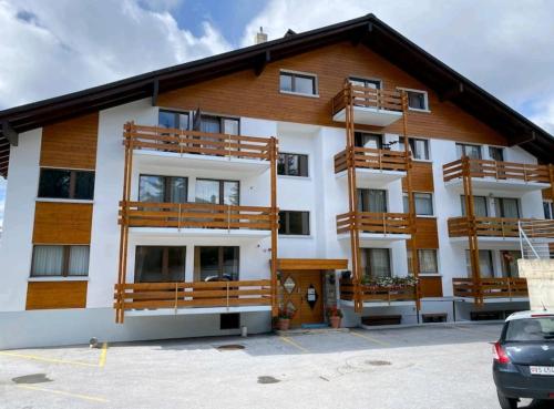 Charmant appartement avec balcon et parking privé in Lens, Schweiz