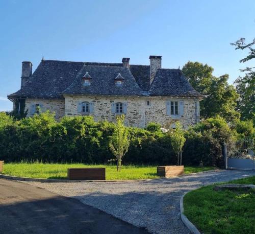 Le manoir Lacalmontie gîte à louer Marcolès