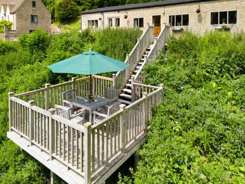 Skats, Lakeside Cottage in Cranham