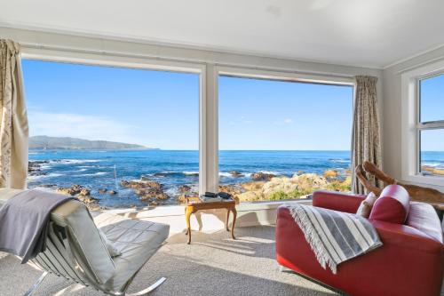 Pacific Ocean seafront home near airport in Suburb