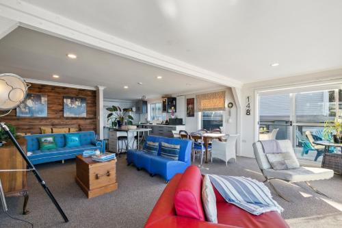 Pacific Ocean seafront home near airport in Suburb