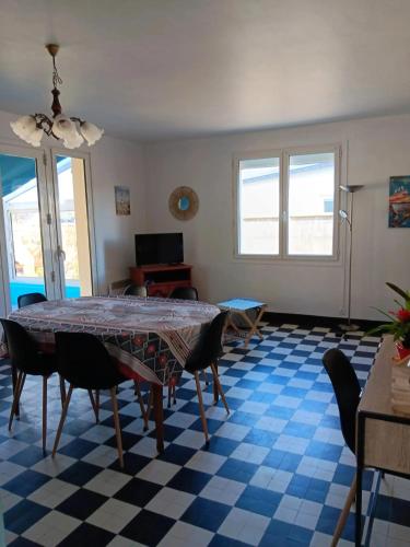 Maison charmante à Port-Bail-sur-Mer, grand jardin clos (Maison charmante a Port-Bail-sur-Mer, grand jardin clos) in Денвіль