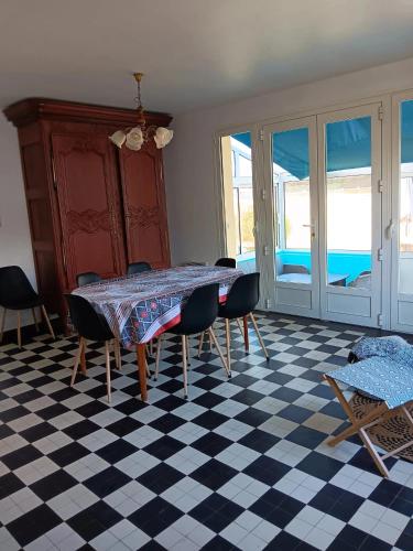 Вид, Maison charmante à Port-Bail-sur-Mer, grand jardin clos (Maison charmante a Port-Bail-sur-Mer, grand jardin clos) in Денвіль