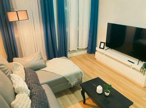JFam Suites - Studio and 1Bedroom Units! - 공용 라운지/TV 시청 구역