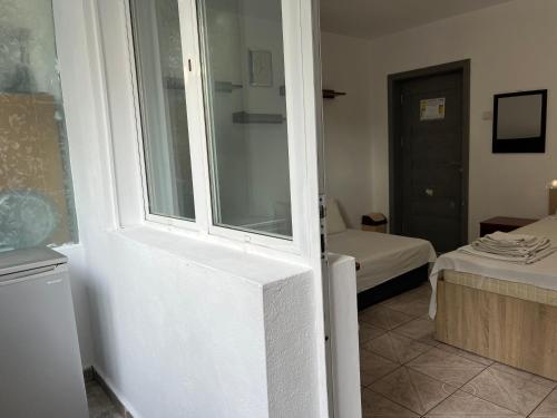 Family Room with Garden View image 7