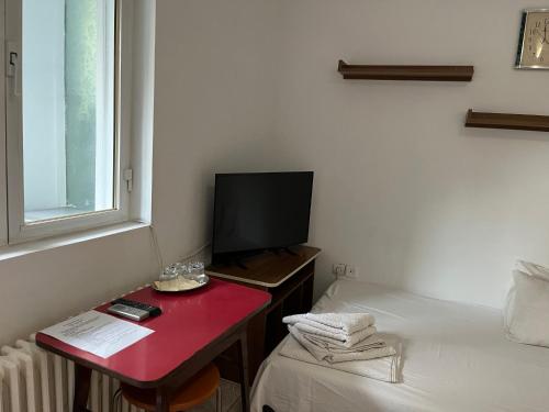 Family Room with Garden View image 5