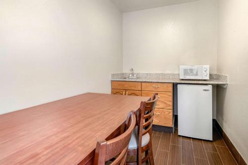 Comfort Inn Fremont - image 3