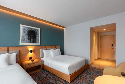 2 queen beds