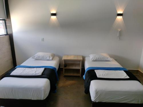 2 twin beds
