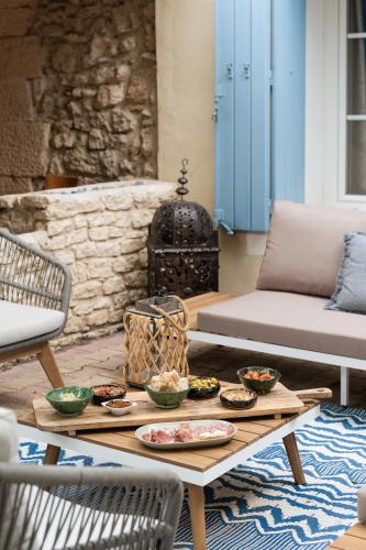 Bar, LE MAS DE LA TERRE - Chambres d'hôtes (LE MAS DE LA TERRE - Chambres d'hotes) in Cavaillon