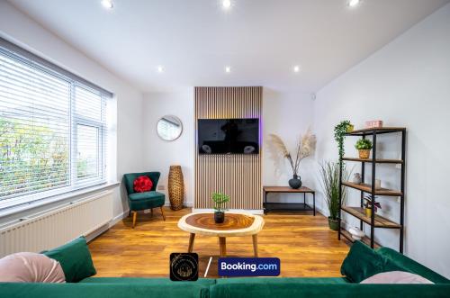 Cosy 3-Bed House l Garden l Free Parking l Stretford l Sleeps 7 l Book today with The Cosy Corner Nationwide, Manchester