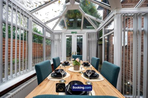 Picture of Cosy 3-Bed House, Garden & Free Parking In Stretford