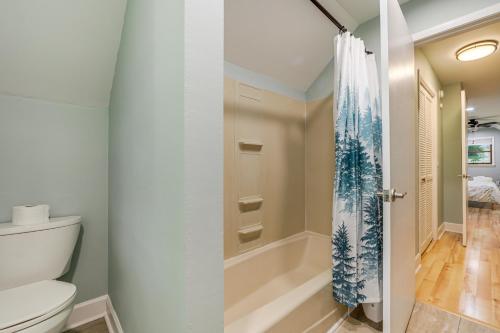 Maggie Valley Cottage with Hot Tub and Creek Access!