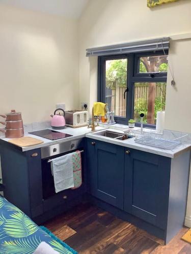 ห้องครัว, The Snug in Cheltenham, Leckhampton - A Cosy & Unique Space in ปิลลีย์