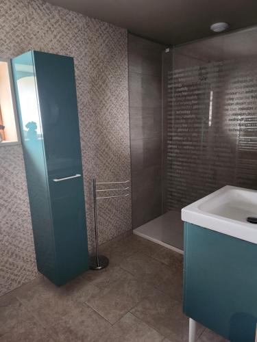 douche, AU TEMPS JADIS - Gîte Atypique dans une ancienne Etable Cour privée (AU TEMPS JADIS - Gite Atypique dans une ancienne Etable Cour privee) in Gosnay