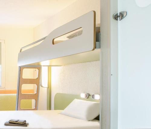 1 double bed, 1 bunk bed