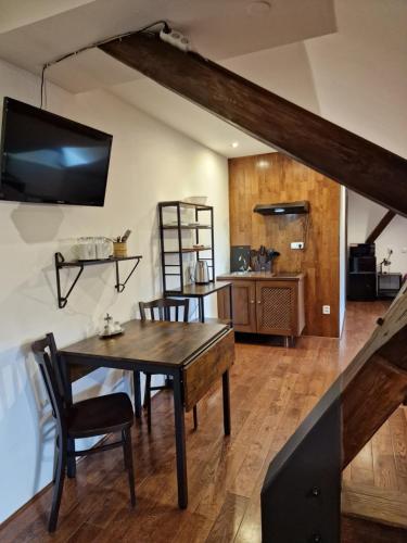 Konyha, Vlčí Jámy (Vlci Jamy) in Lenora