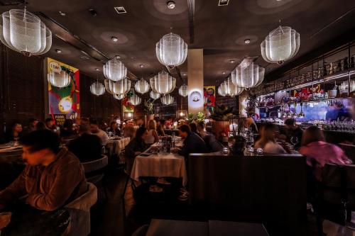 ห้องอาหาร, Hotel ROMY by AMANO near พิพิธภัณฑ์ธรรมชาติวิทยา