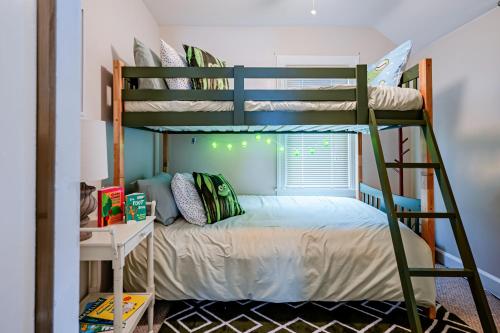 Rachels Private Hideaway with king bed, kitchen, laundry, parking and big yard in Toledo, USA