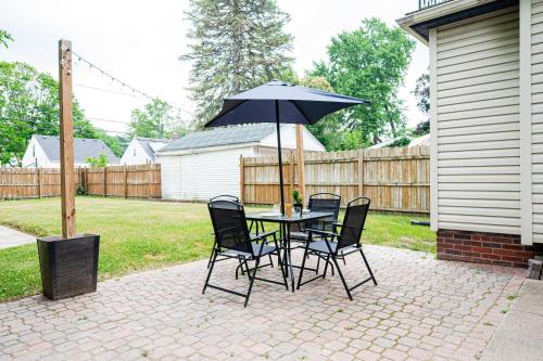 Rachels Private Hideaway with king bed, kitchen, laundry, parking and big yard in Toledo, USA