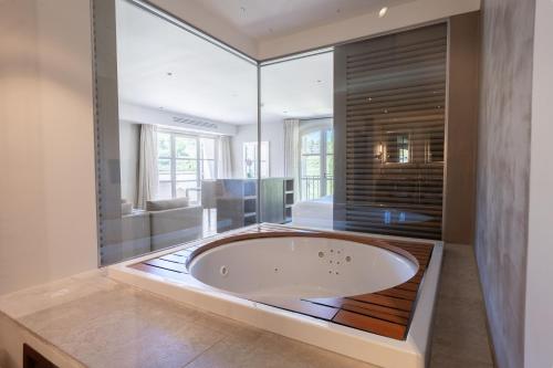 room detail thumbnail 2