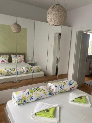 1 queen bed, 2 sofa beds