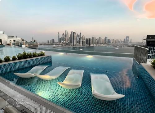 Palm Jumeirah 1BR - Rooftop Infinity Pool, Dubaj (zdjęcie 2)