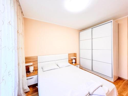 Venera & Anastasia Palace Apartments - image 11