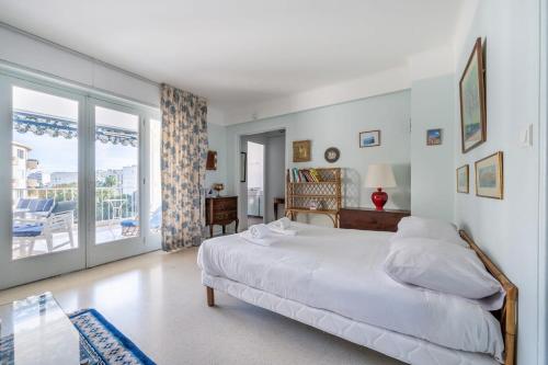 A056 - Nice Studio Cannes centre with parking - Tap to explore photos