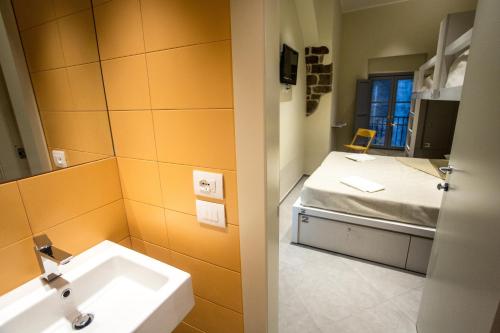 Deluxe Double or Twin Room image 6