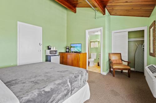 Oceanfront Inn, Standard Room, King Bed, Town View, #10 in Fort Pierce, USA